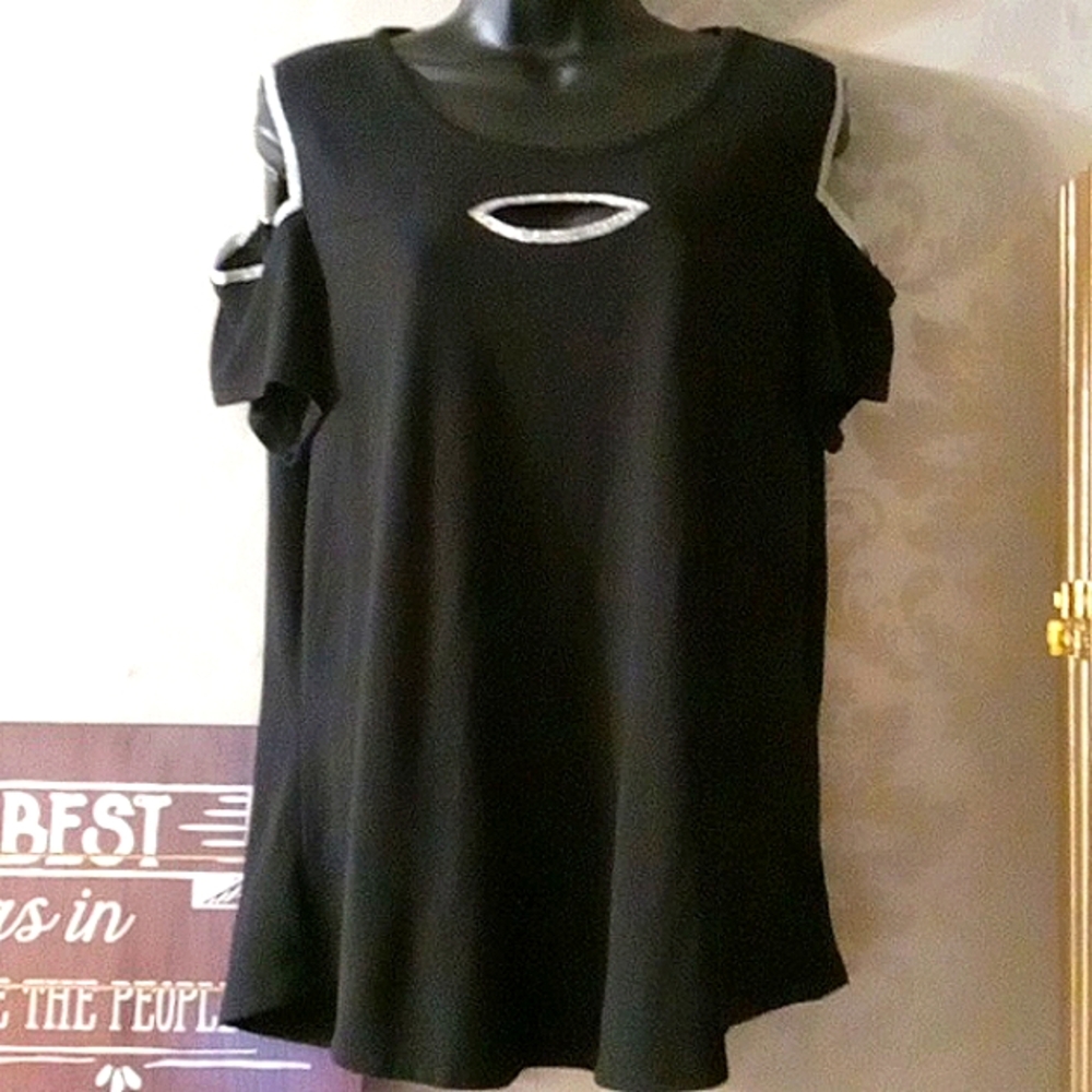 Retrology Cold Shoulder Top XL